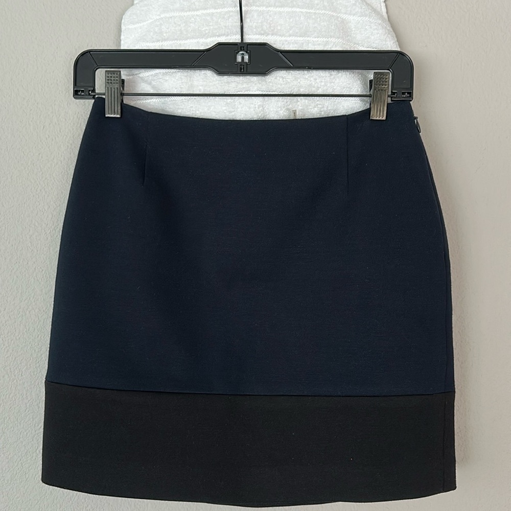Tahari skirt
Size 2
Doesn’t fit anymore
Smoke free, pet free home 
Clean closet
